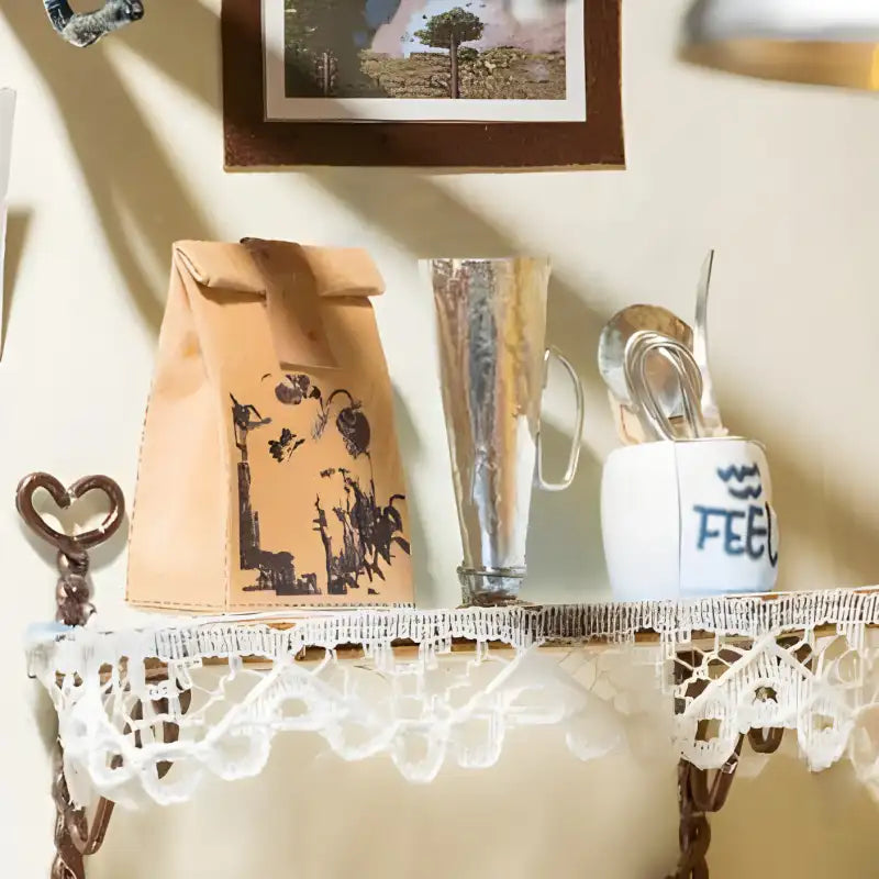 Un sac en papier brun avec un dessin sombre et artistique.