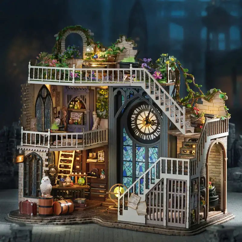 Une maison miniature à plusieurs niveaux, très détaillée, avec une tour d’horloge et de nombreuses pièces, avec des balcons, des escaliers et divers petits éléments décoratifs.