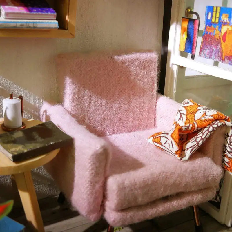 Fauteuil rose moelleux avec une couverture à motifs