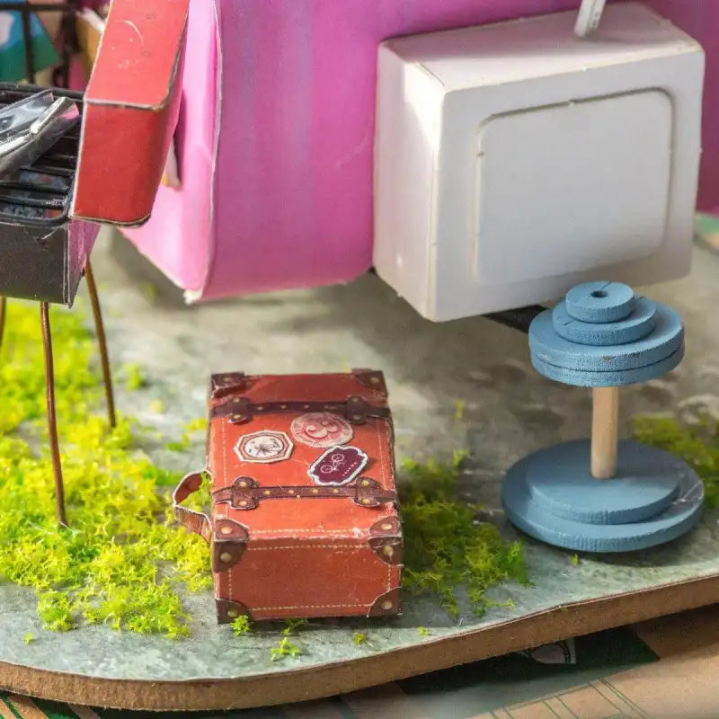 Malle brune miniature avec autocollants de voyage