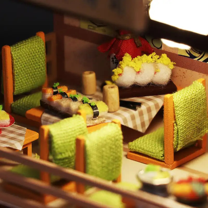 Restaurant japonais miniature avec sushis et places assises.