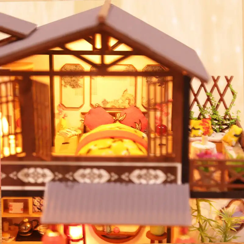 Maison de poupée miniature dont l’architecture et la décoration intérieure sont de style japonais traditionnel.