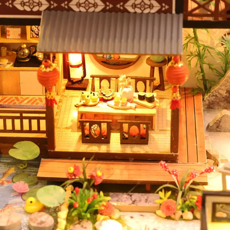 Maison de poupée miniature de style japonais avec des détails et des éclairages complexes.