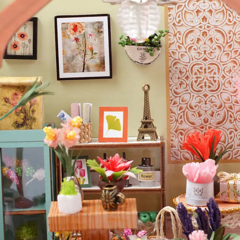 Une chambre de poupée miniature décorée de petits meubles, de plantes et d’objets décoratifs.