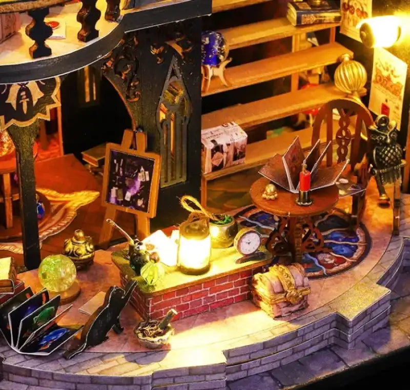 Un atelier de sorcière miniature ou une chambre de maison de poupée sur le thème de la magie avec divers accessoires occultes.