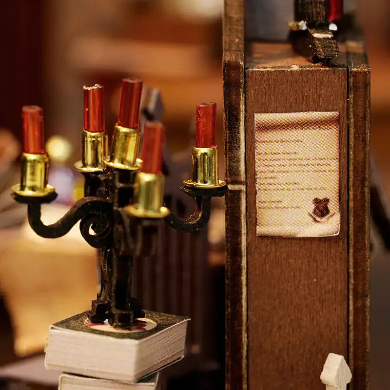 Chandelier miniature avec des ’bougies’ rouges et des supports dorés