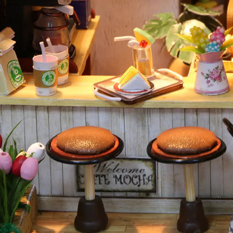 Comptoir de café miniature avec divers petits articles de nourriture et de boisson.