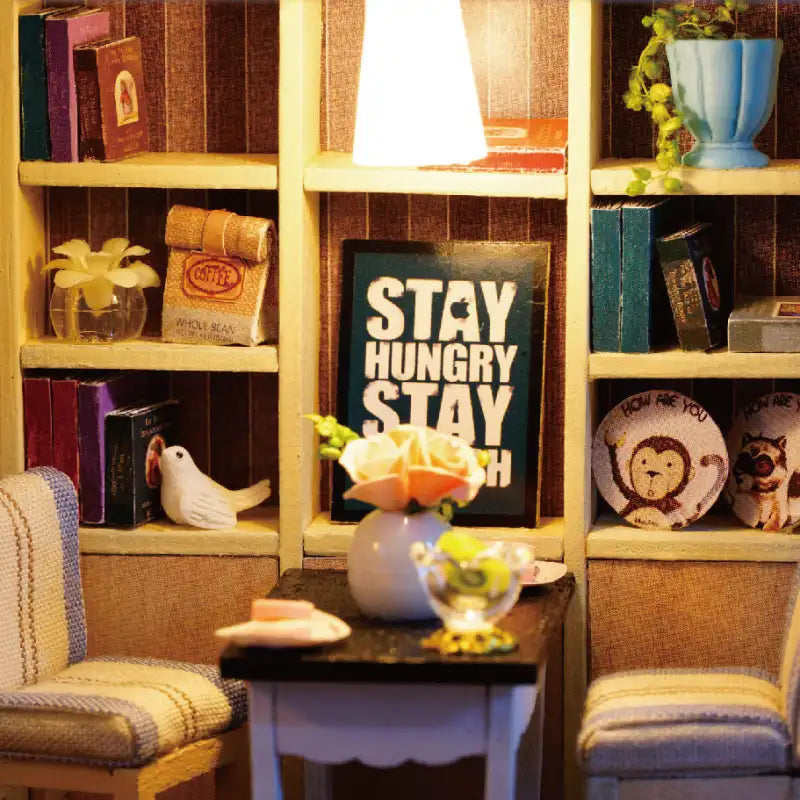 Une chambre de maison de poupée miniature avec des étagères et des meubles.