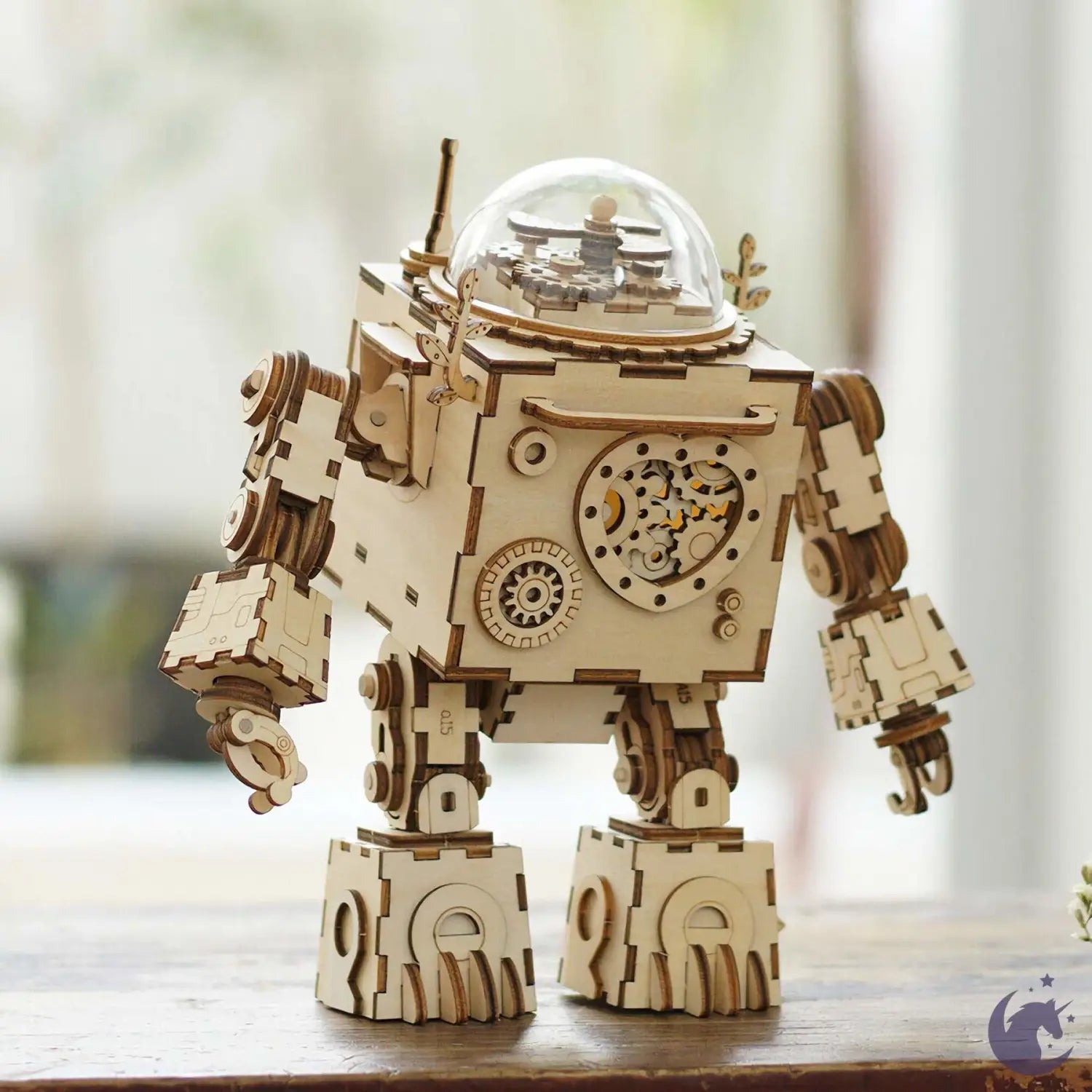 Un puzzle robot en bois avec des engrenages visibles et une tête en forme de dôme transparent.