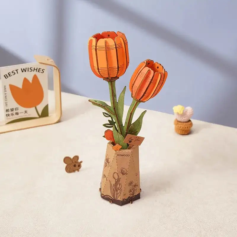 Puzzle de tulipes en bois orange dans un pot en papier brun.