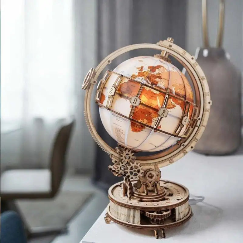 Un globe en bois illuminé avec des engrenages complexes.