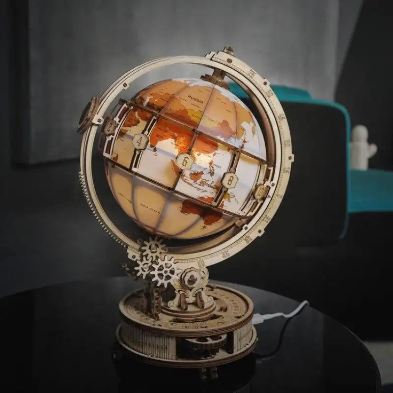 Un globe en bois illuminé avec des engrenages complexes.