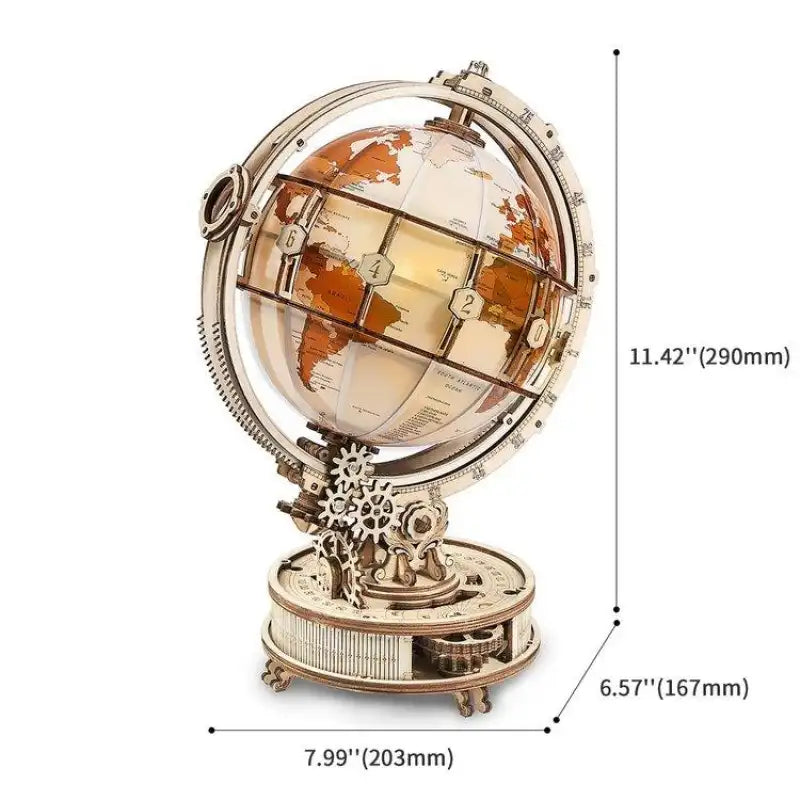 Un globe terrestre mécanique en bois avec des engrenages visibles et une lumière interne.