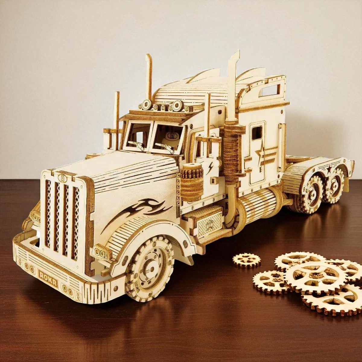 Un modèle en bois complexe d’un semi-remorque, avec une construction détaillée et des éléments décoratifs tels que des décalcomanies de flammes et des engrenages visibles.