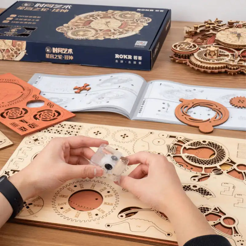 Un kit de puzzle mécanique en bois partiellement assemblé.