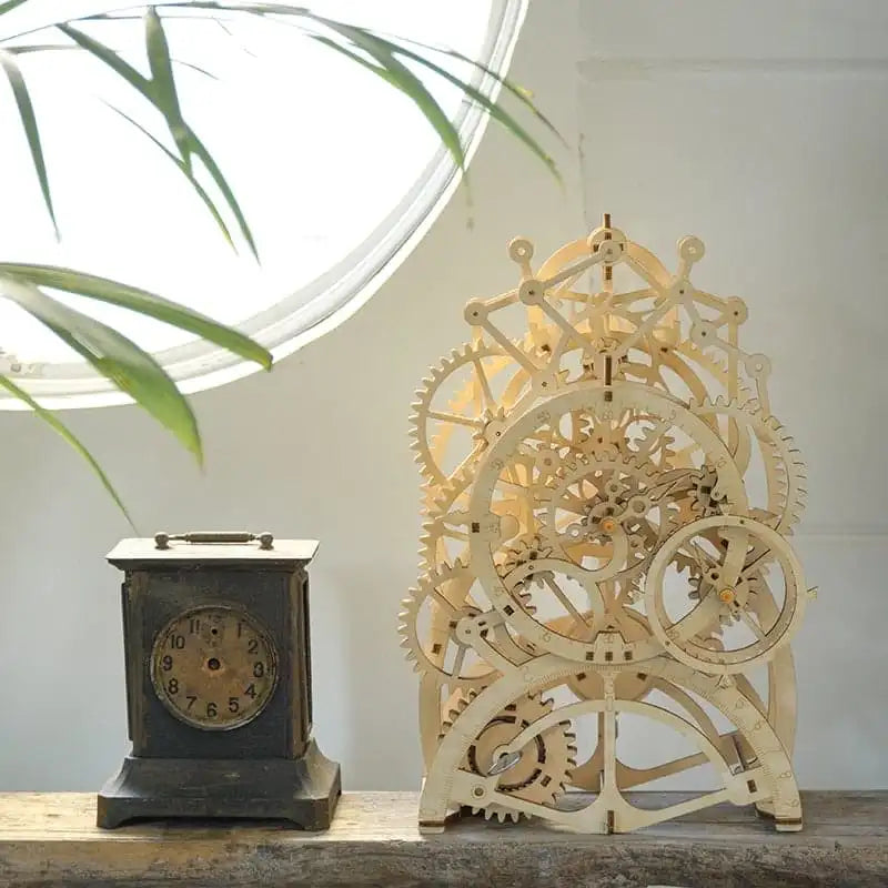 Horloge à engrenages en bois, au design ajouré.