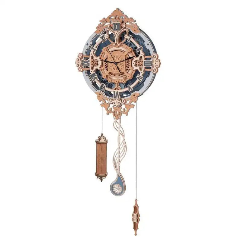 Pendule en bois ornée d’un mécanisme à engrenages visibles et de chiffres romains.