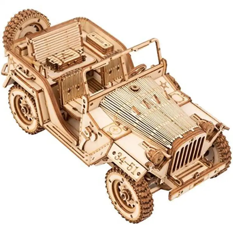 Modèle en bois d’une jeep militaire d’époque.