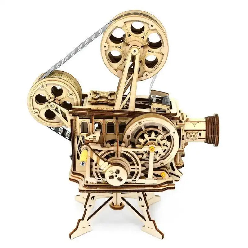 Un modèle mécanique en bois finement travaillé d’un projecteur de film d’époque.