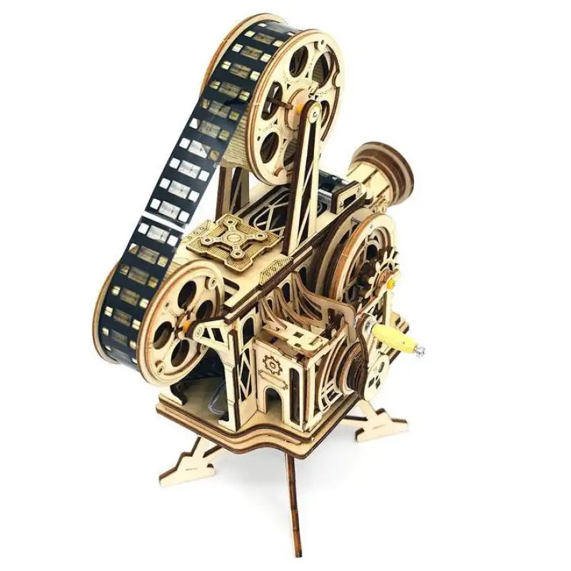Modèle en bois d’un projecteur de film d’époque, avec des engrenages complexes et une pellicule.