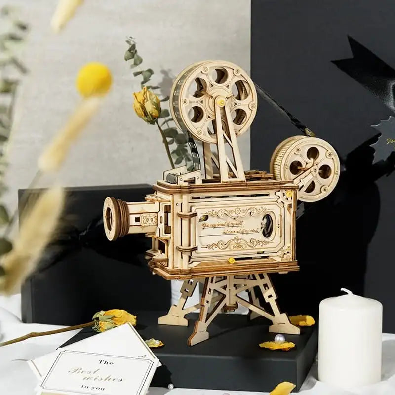 Un modèle de projecteur de cinéma vintage en bois avec des détails complexes et deux bobines de film.