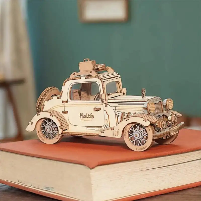 Une maquette de voiture en bois au design complexe avec des bagages sur le toit.