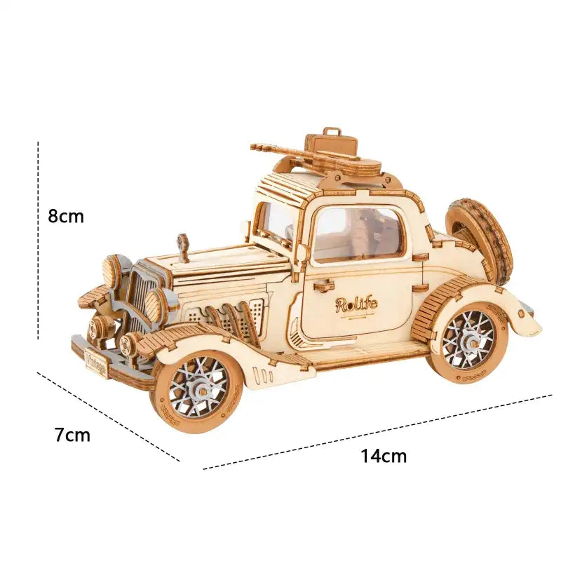 Puzzle 3D en bois représentant une voiture de collection avec un pistolet monté sur le toit, mesurant 14 cm de long, 7 cm de large et 8 cm de haut.