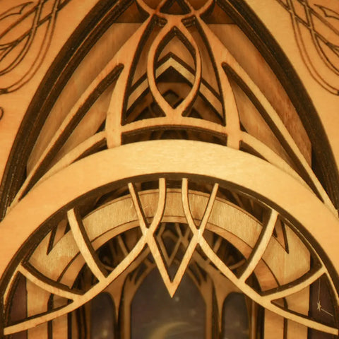 Décoration complexe d’une arche en bois découpée au laser.