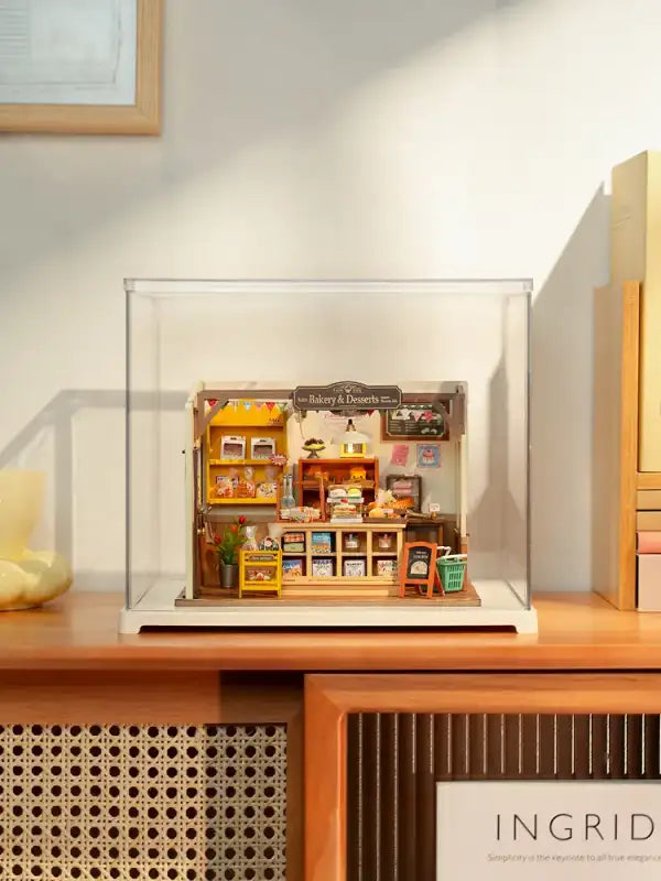 Diorama miniature d’une boulangerie et d’un magasin de desserts avec une vitrine en acrylique transparent.