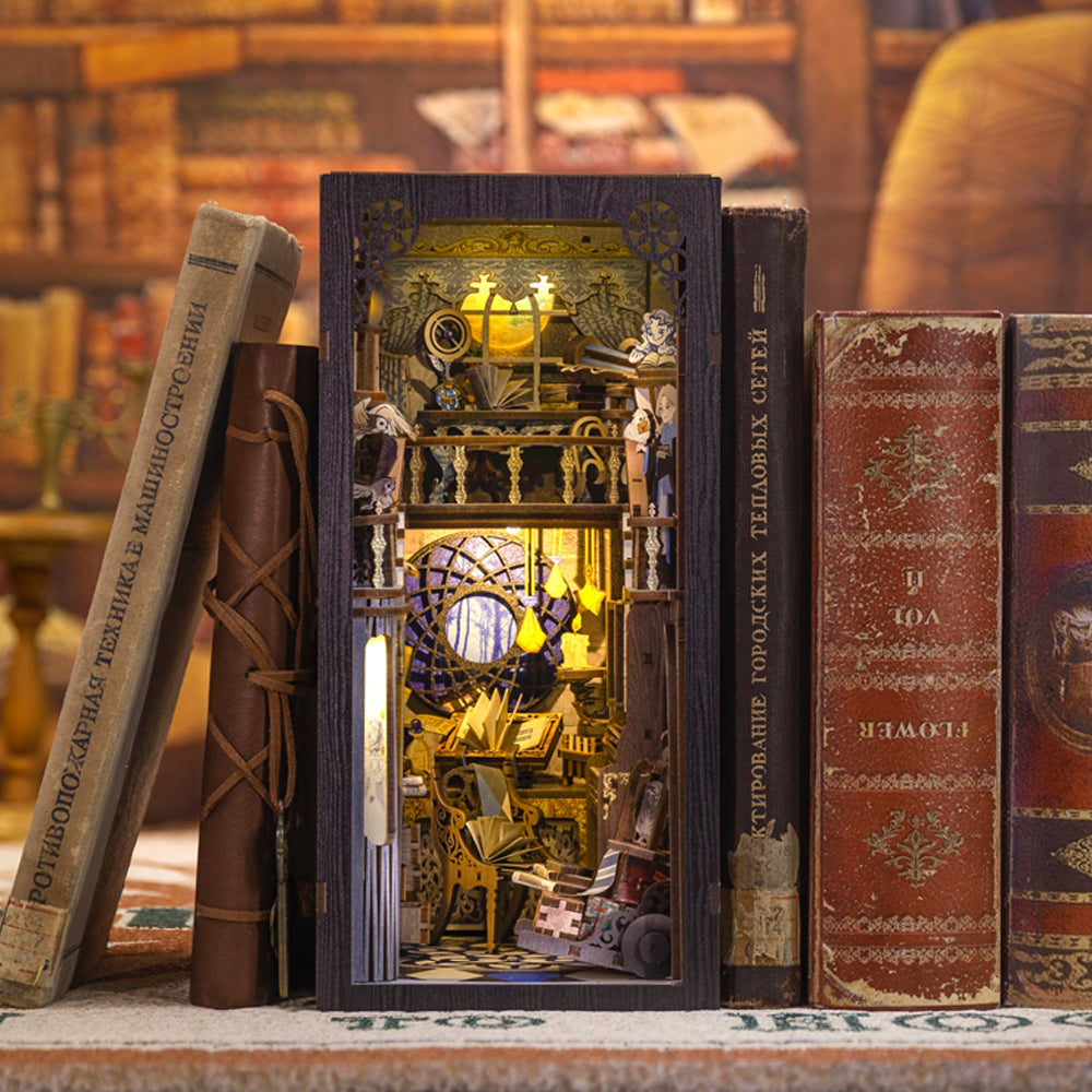 Un diorama de coin-livre éclairé et complexe représentant une scène miniature à plusieurs niveaux avec des meubles et des détails architecturaux.