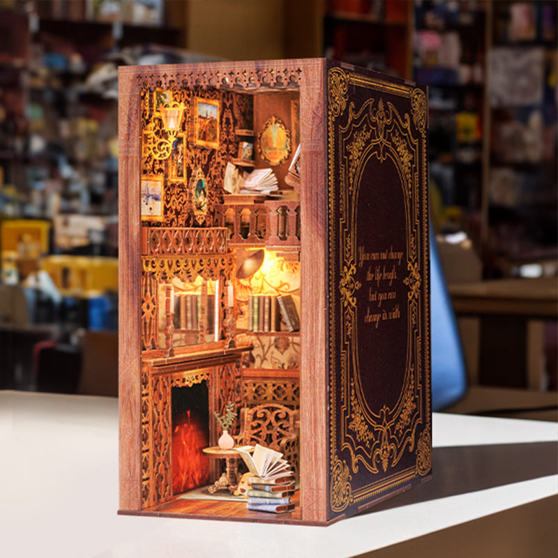 Un livre miniature illuminé avec des détails en bois.