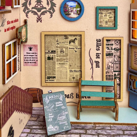 Une chambre de maison de poupée miniature avec des décorations de café de rue.