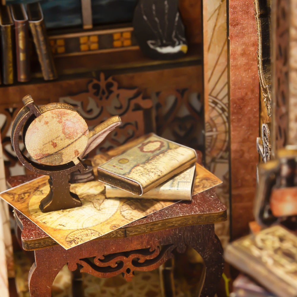 Globe terrestre miniature en bois avec cartes et boussole.