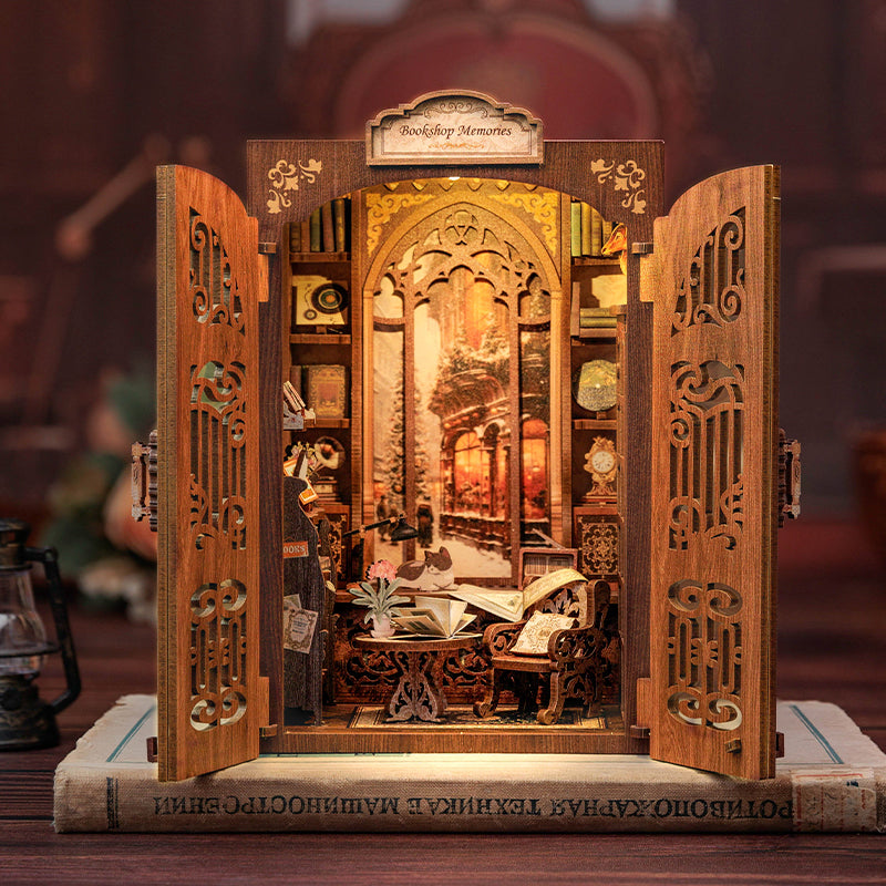 Un coin livre en bois illuminé avec des détails sculptés complexes et un diorama miniature d’une scène de rue enneigée.