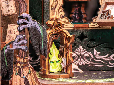 Scène miniature de l’atelier d’une sorcière avec des yeux verts brillants dans une lanterne ornée.