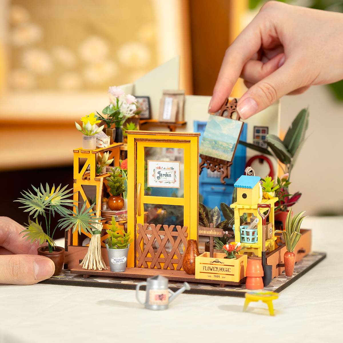 Une maquette miniature d’un magasin de jardinage avec des détails complexes.