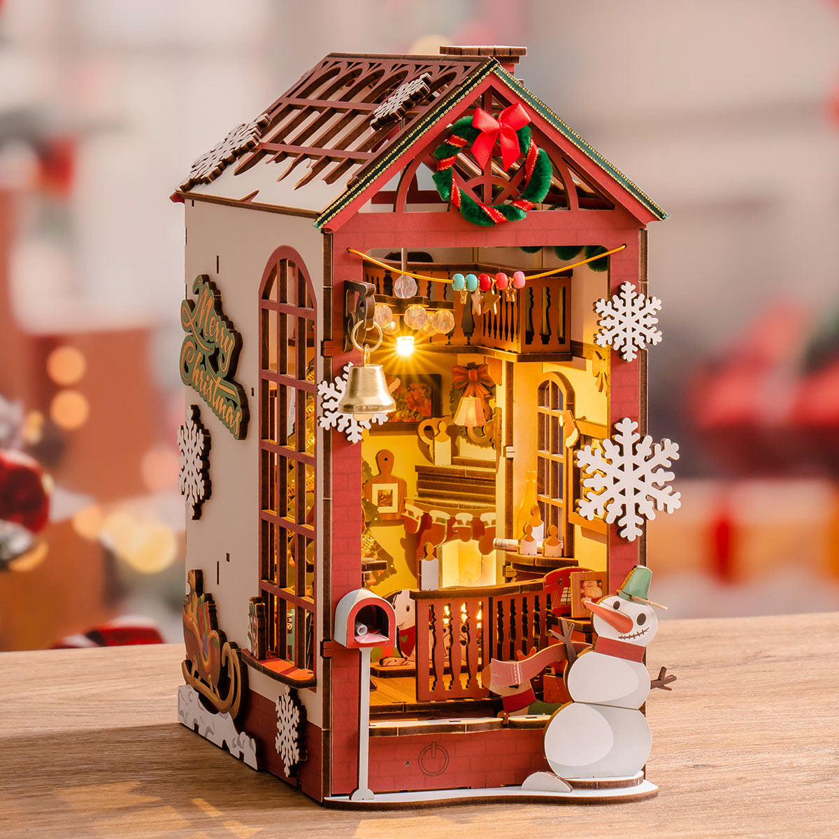 Maison de poupée miniature en bois sur le thème de Noël avec éclairage intérieur et décorations