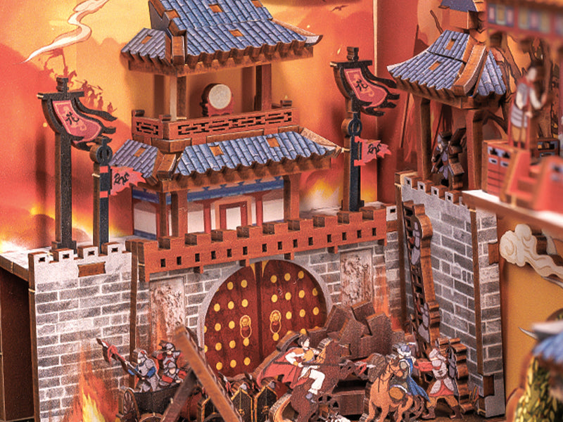 Un diorama détaillé et multicouche représentant une forteresse chinoise historique assiégée.
