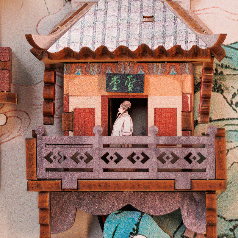 Modèle miniature en bois d’un bâtiment traditionnel d’Asie de l’Est avec un personnage regardant depuis un balcon.