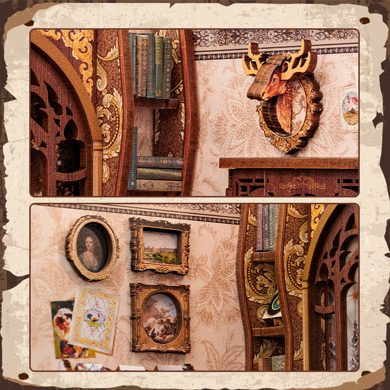 Un diorama miniature d’une pièce ornée, de style antique, avec des étagères, des œuvres d’art encadrées et une fausse tête de cerf fixée au mur.