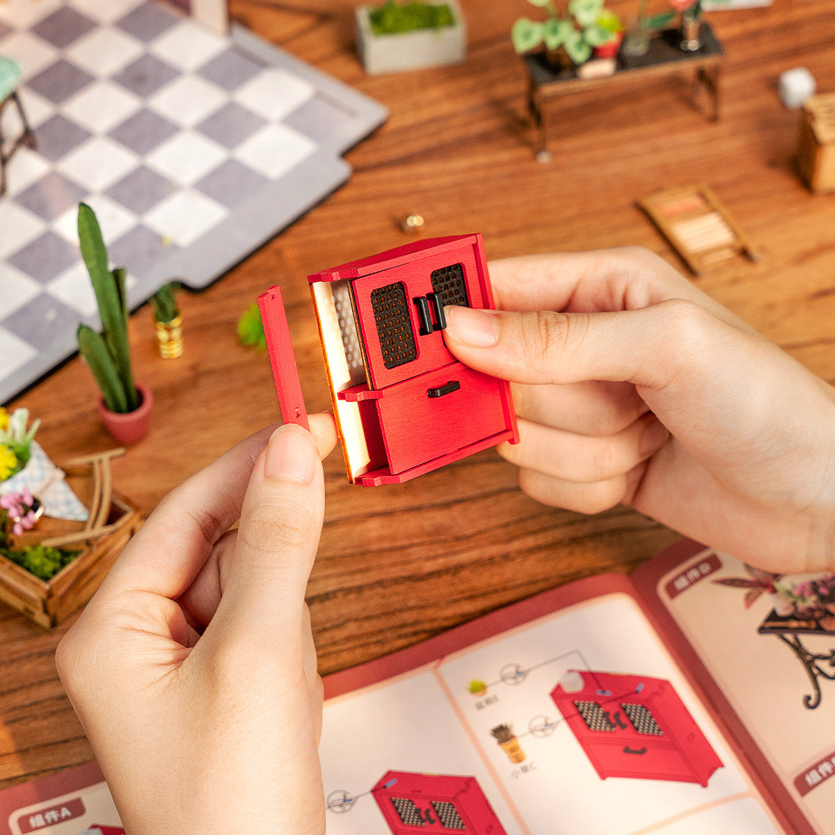 Un distributeur automatique miniature rouge avec une fente de distribution noire et un retour de pièces.