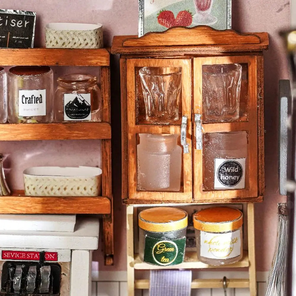 Etagère de cuisine miniature avec bocaux et bouteilles.