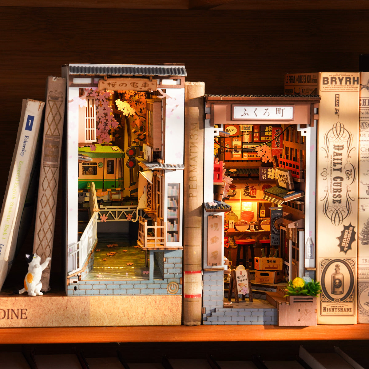 Deux coins livres aux détails complexes représentant des scènes de rue japonaises.