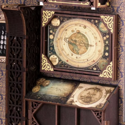 Présentoir en bois orné d’un modèle planétaire central et de panneaux de diagrammes inférieurs.