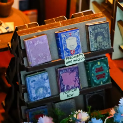 Une étagère miniature de livres colorés et décoratifs.