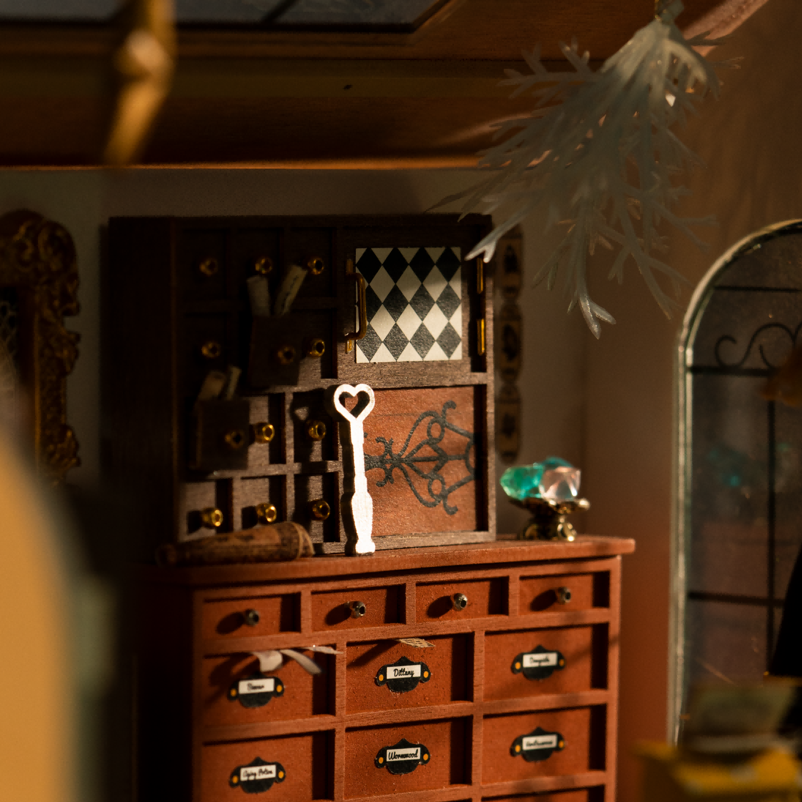 Une armoire à pharmacie en bois avec plusieurs tiroirs et une partie supérieure décorative.