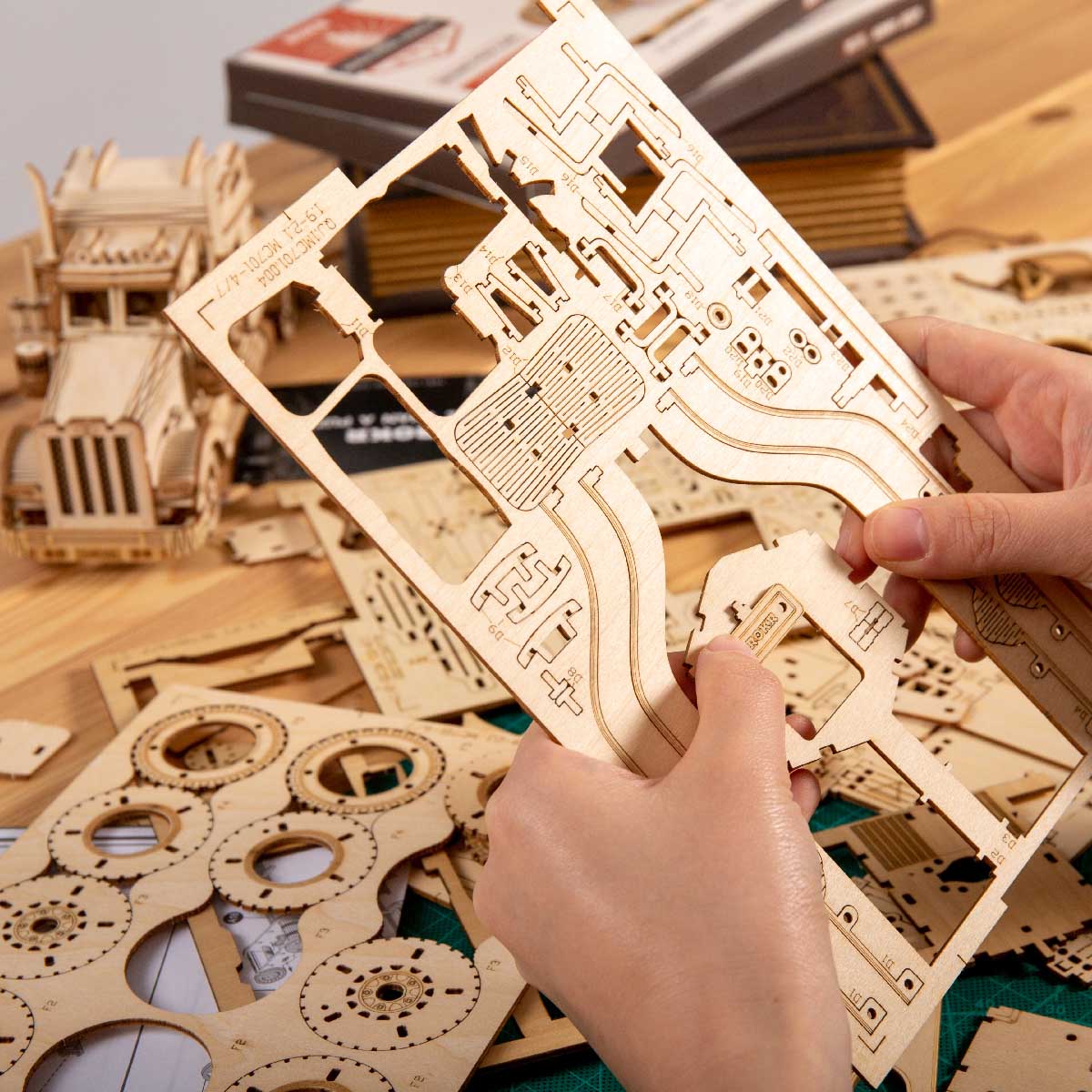 Kit de puzzle 3D en bois pour la construction d’un modèle de camion.