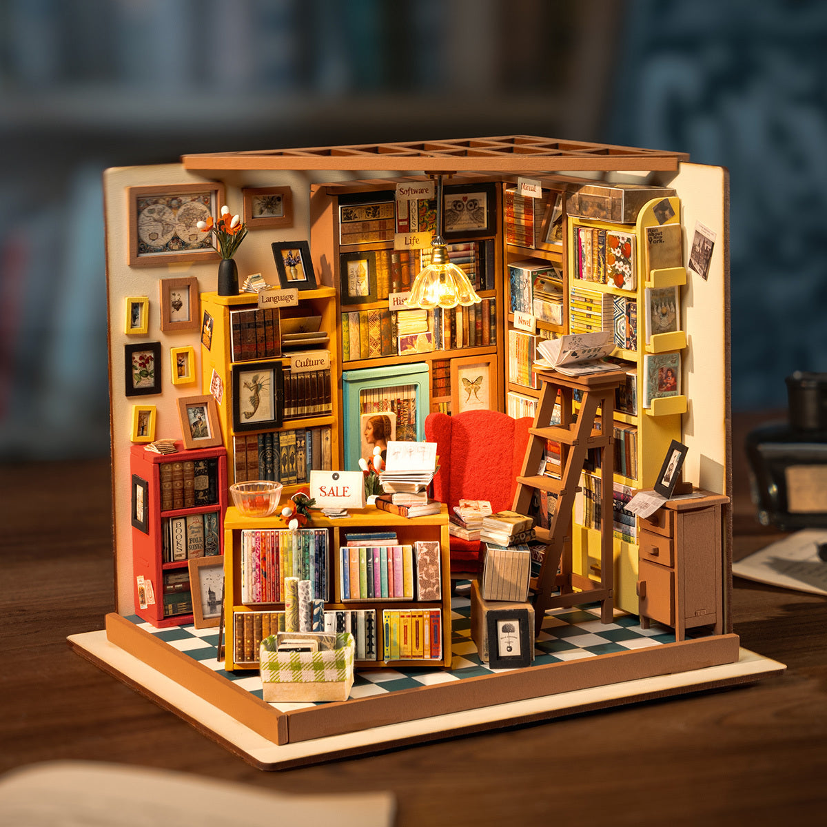 Diorama miniature de bibliothèque en bois présentant un coin lecture confortable et encombré.