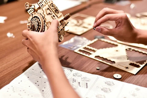 Puzzle mécanique en bois avec engrenages.