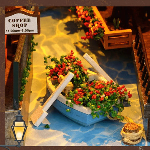 Un bateau miniature rempli de fleurs artificielles rouges et vertes.